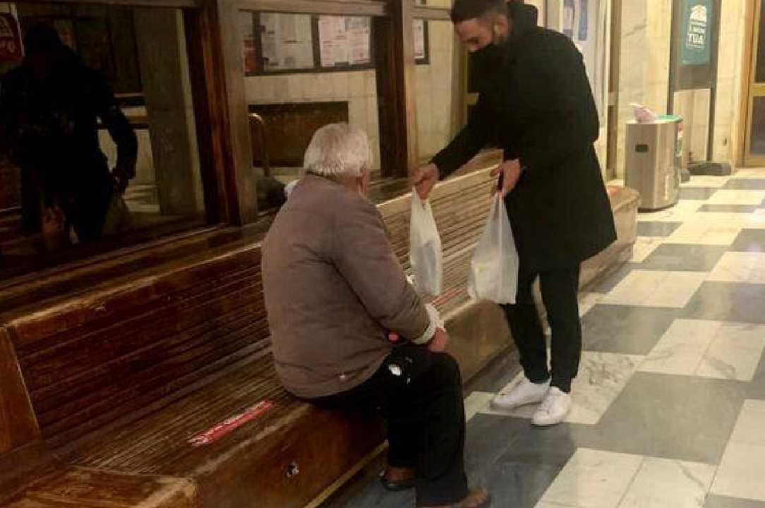 Spoleto: donano le pizze che avanzano ai bisognosi in stazione