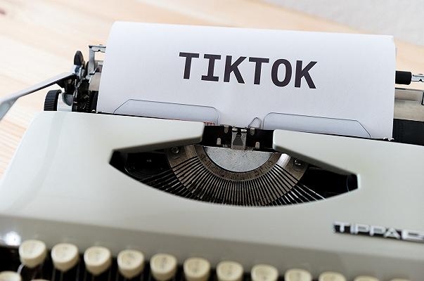 Tik Tok consiglia gli chef da seguire e la musica da ascoltare cucinando