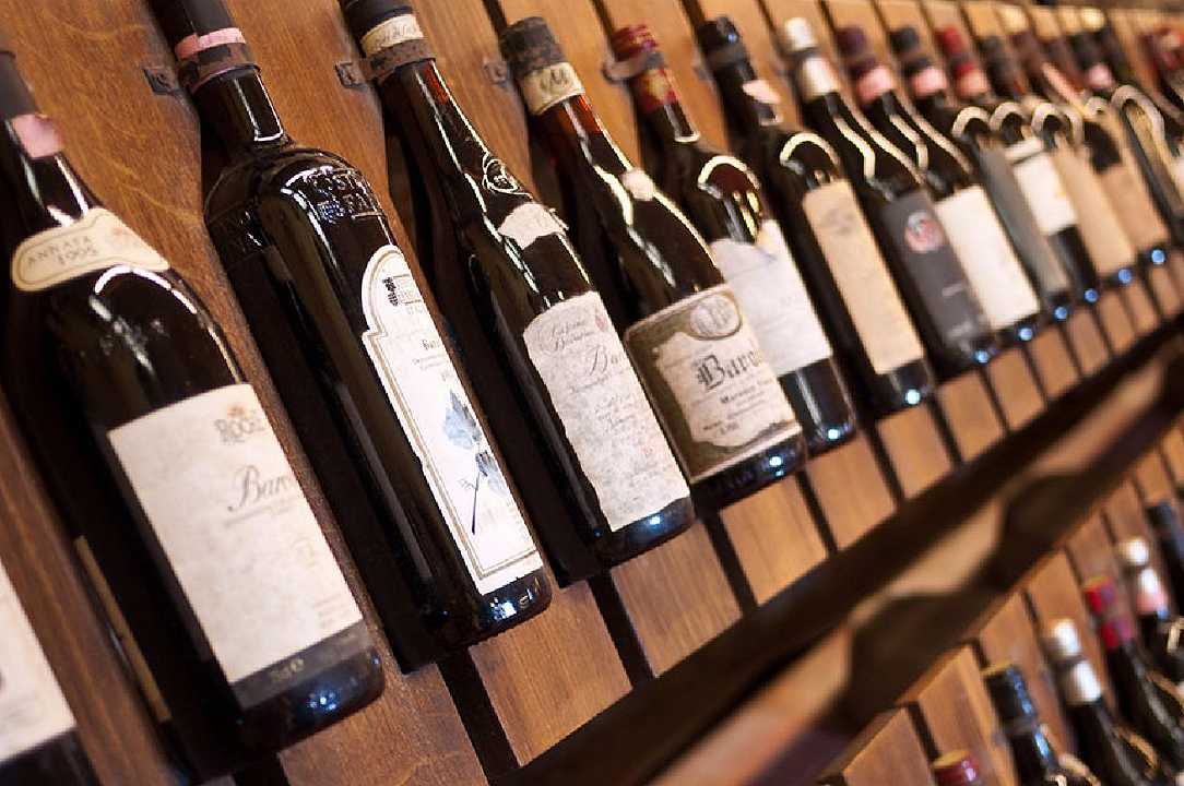 Torino, vendevano bottiglie di pregiati vini italiani contraffatti: 5 arresti