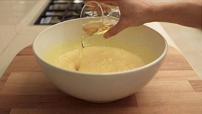 Aggiungete l'olio e gli aromi
