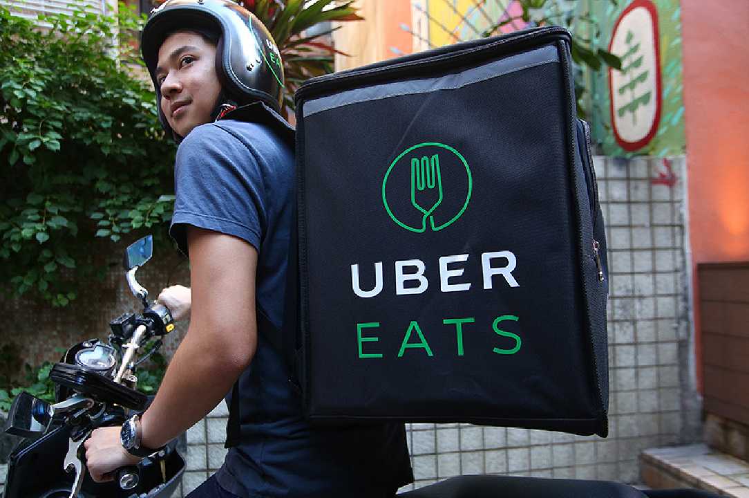 Uber Eats, più sicurezza per i rider con tre nuove funzioni “salva vita”