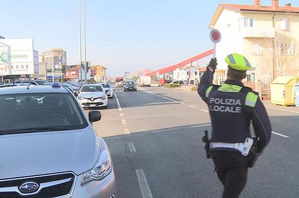 Udine, consegna cibo a domicilio senza patente: multato