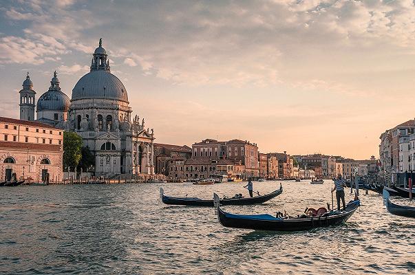 Venezia: migliaia di cefali invadono i canali