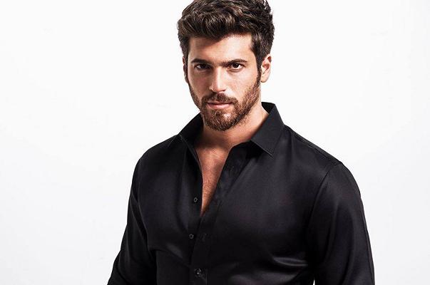 Can Yaman, protagonista del nuovo spot della pasta De Cecco, multato per l’assembramento dei fan