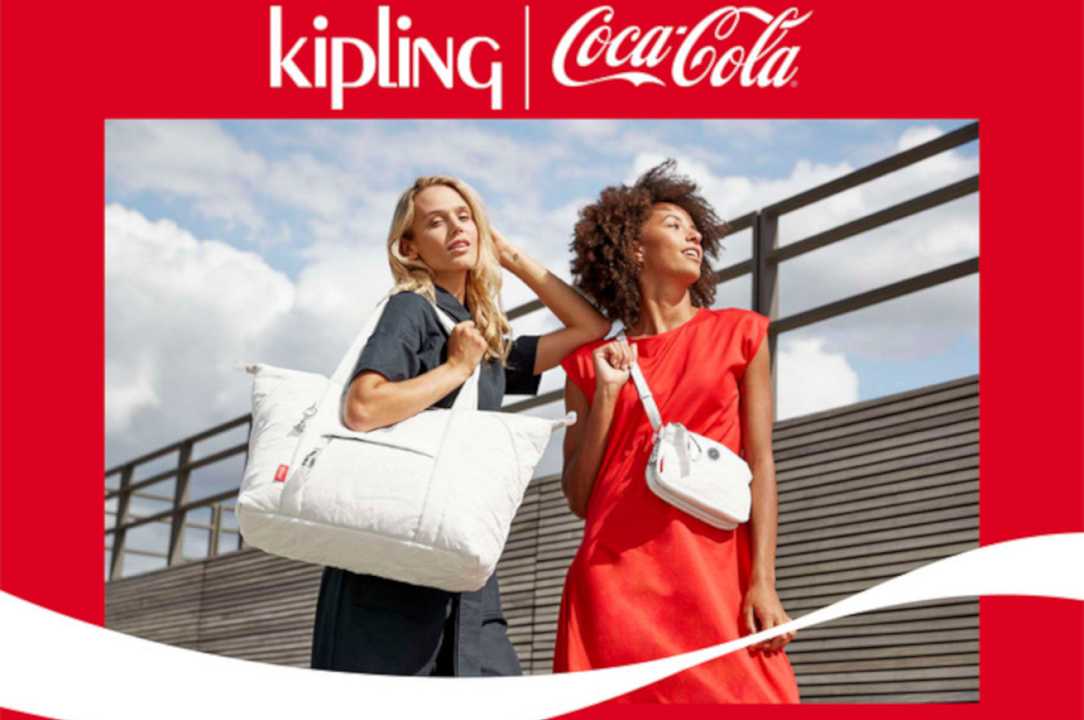 Coca Cola e Kipling realizzano una linea di borse di plastica riciclata