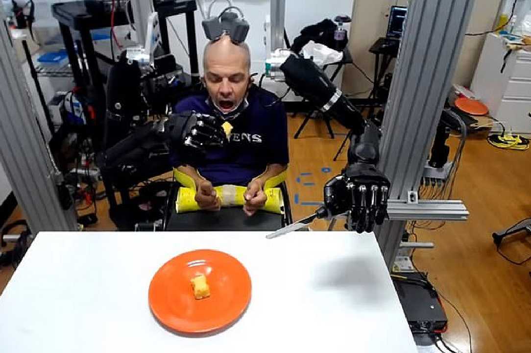 Baltimora: tetraplegico mangia da solo grazie a due robot