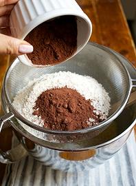 Aggiungete farina, lievito, cacao, sale e bicarbonato
