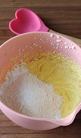 Aggiungete la farina