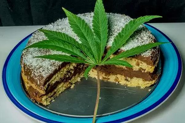 Ferrara, regala torta con marijuana alla famiglia dell’amica: finiscono in ospedale