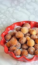 Passate le frittelle nello zucchero