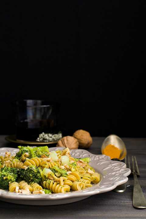 Fusilli integrali con broccoli noci e curcuma