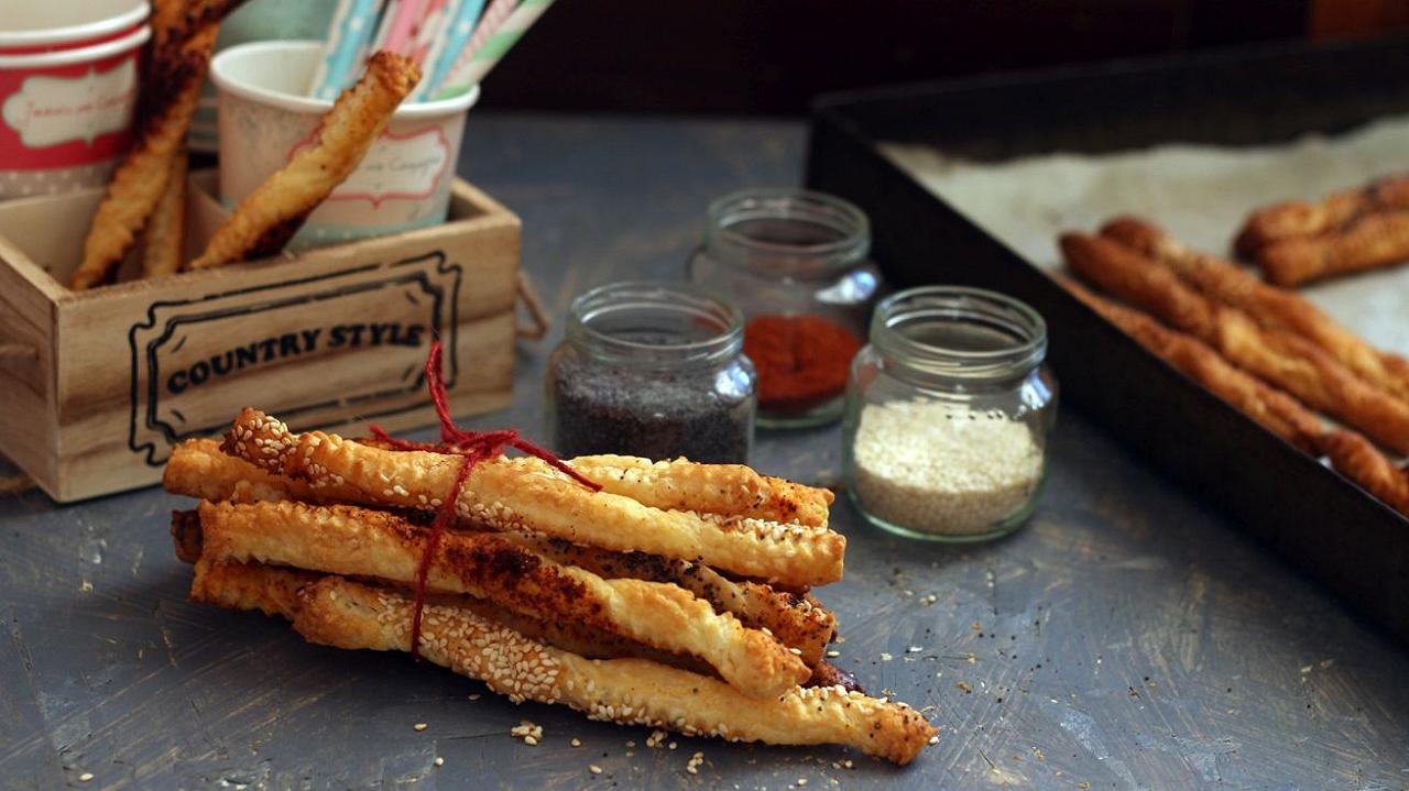 Grissini di pasta sfoglia, la Ricetta velocissima in 10 minuti (tante  varianti!)