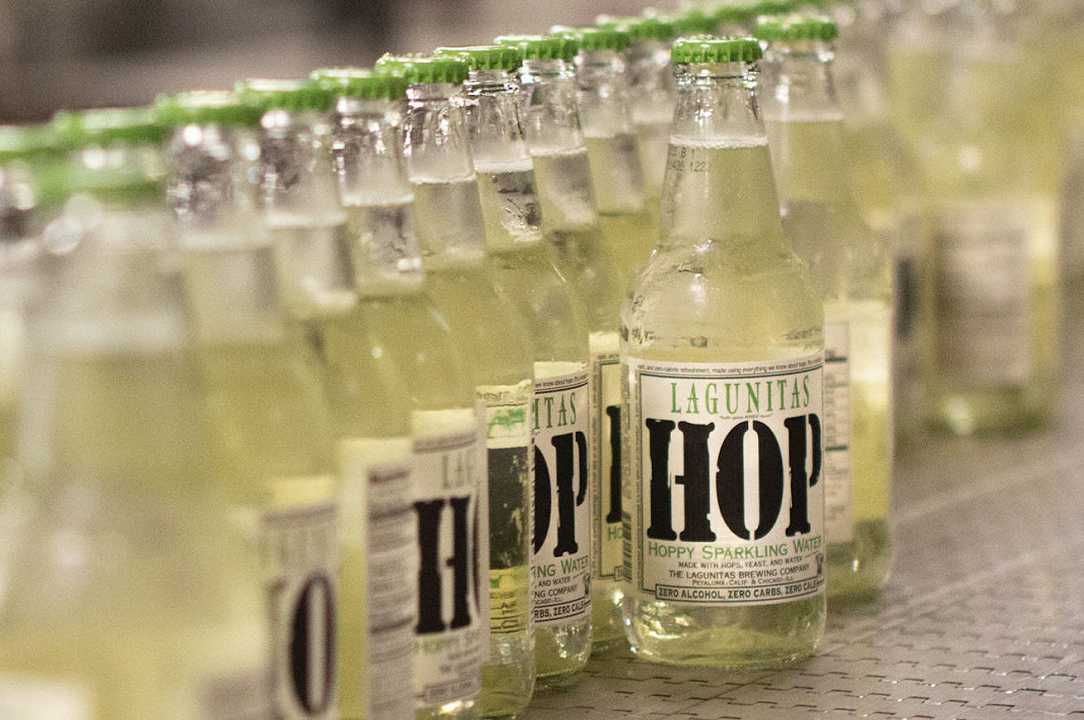 Cos’è l’hop water, versione geek della birra analcolica