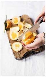 Tagliate l'arancia in spicchi