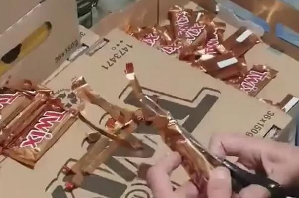 Napoli, per l’Epifania toglie la data di scadenza dagli snack scaduti