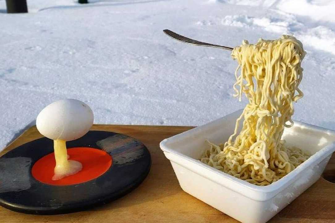 Pasta e uovo congelato sospesi in aria: succede in Russia a -45°
