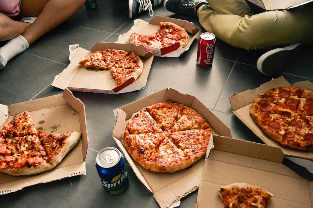 Pizza e Netflix: 500 dollari per guardare la tv e mangiare cibo d’asporto