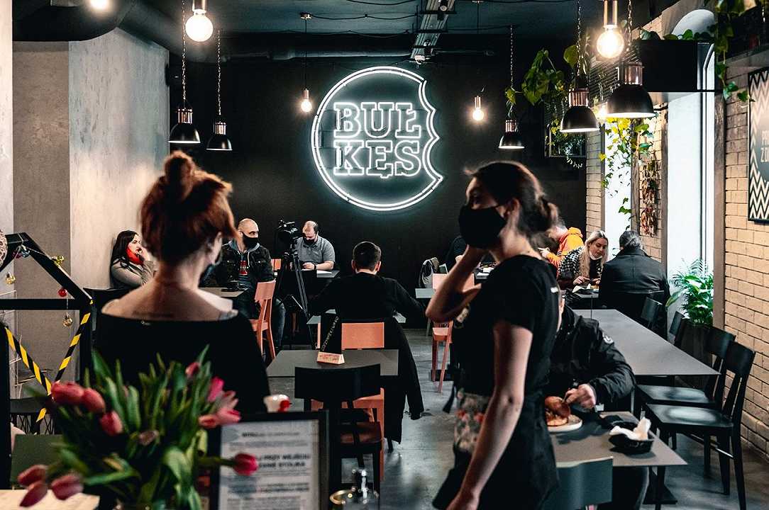 Polonia, ristorante rimane aperto assumendo i clienti come “assaggiatori”