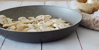Cuocete i funghi in padella