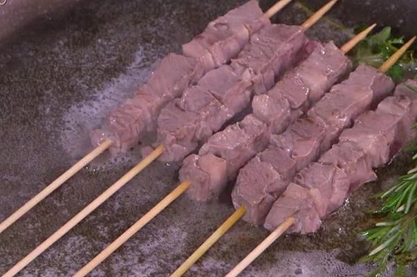 Roberta Capua distrugge gli arrosticini a “L’ingrediente perfetto”