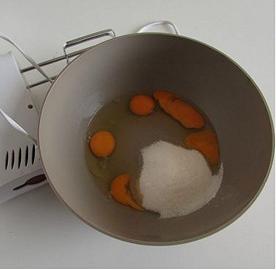 Sbattete uova e zucchero