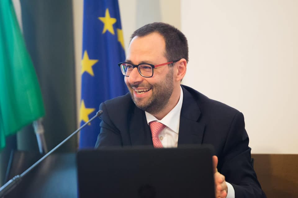 Agricoltura, il ministro Stefano Patuanelli si schiera contro la direttiva europea sulle emissioni