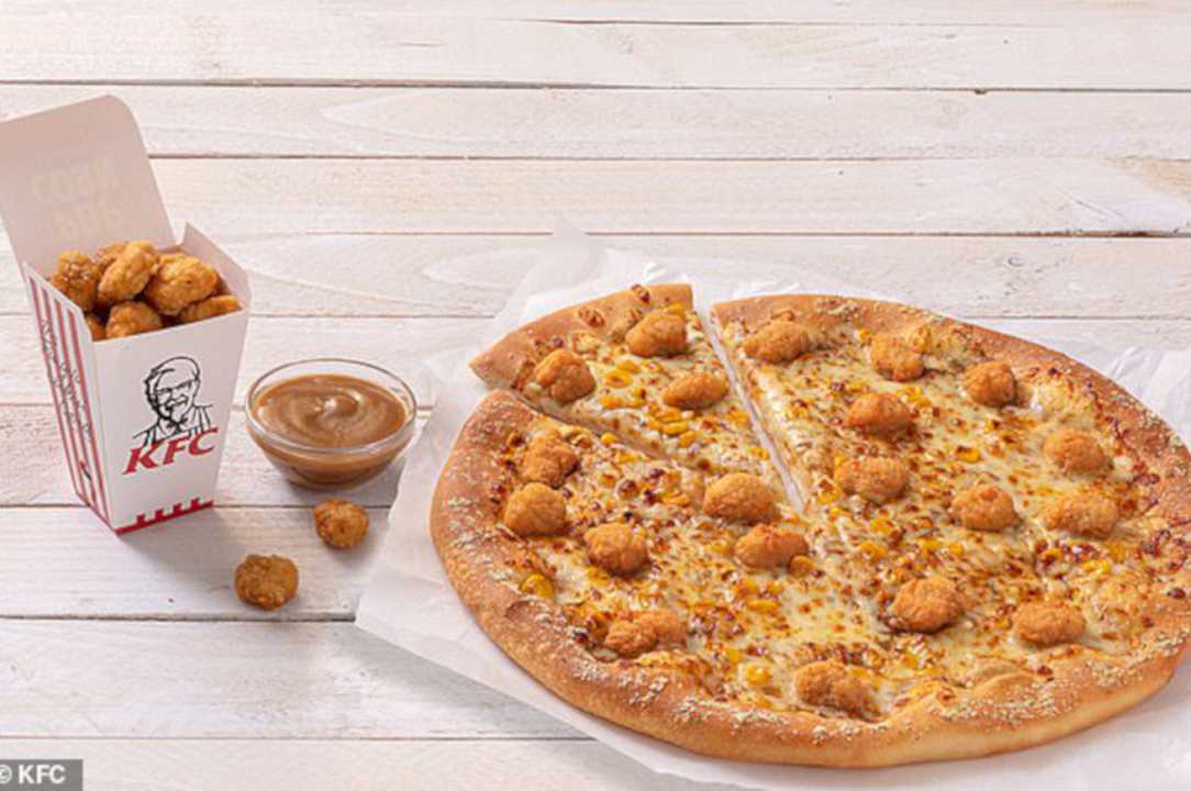 Pizza Hut e KF insieme per la pizza con i pop corn di pollo: gli Inglesi impazziscono