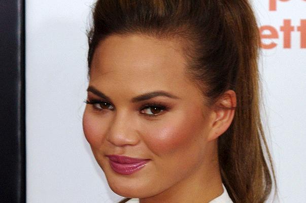 Chrissy Teigen: “quando ordinai per sbaglio una bottiglia da 13.000 $”, massacrata su Twitter