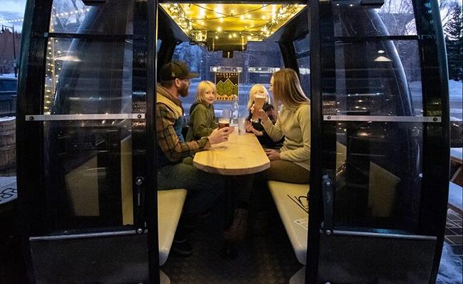 Colorado: birreria usa cabinovie per servire i clienti a prova di distanziamento