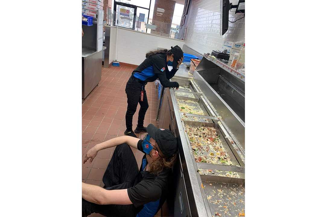 Domino’s Pizza preso d’assalto in Texas: la foto dei lavoratori stremati è virale