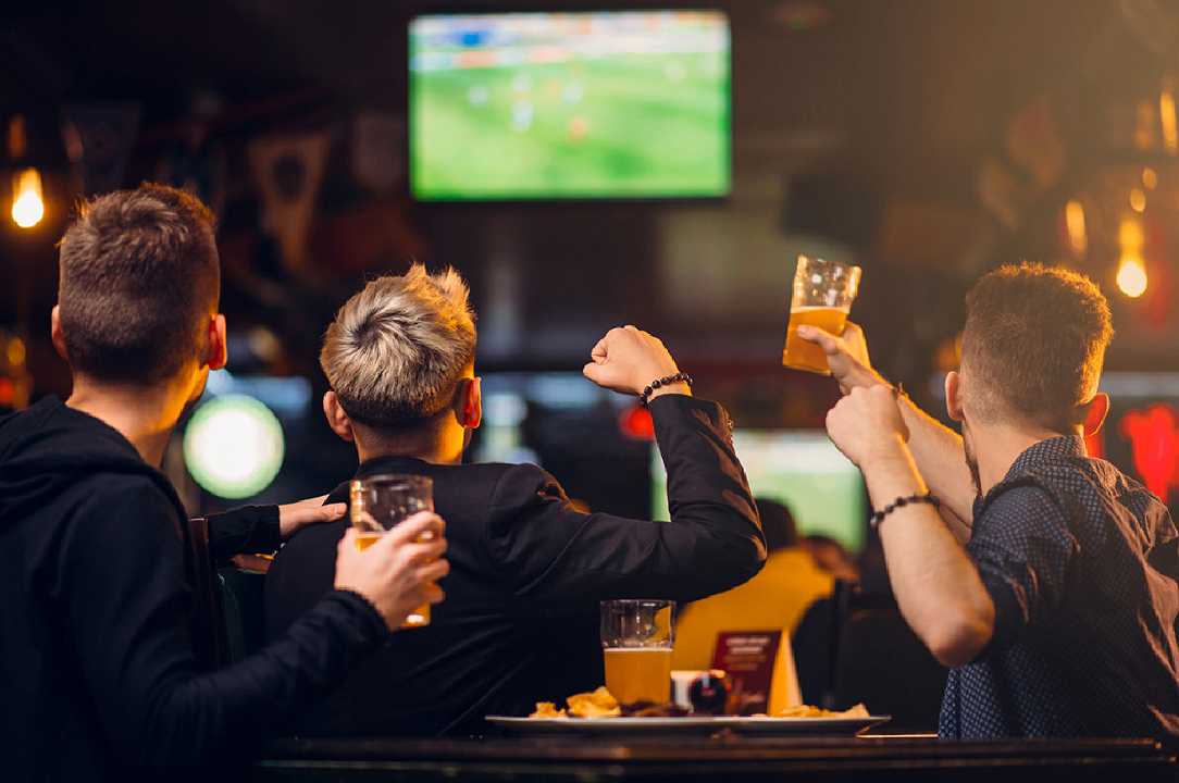 Spello, al bar per vedere la partita: multati