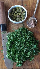 Tritate aglio, prezzemolo e capperi