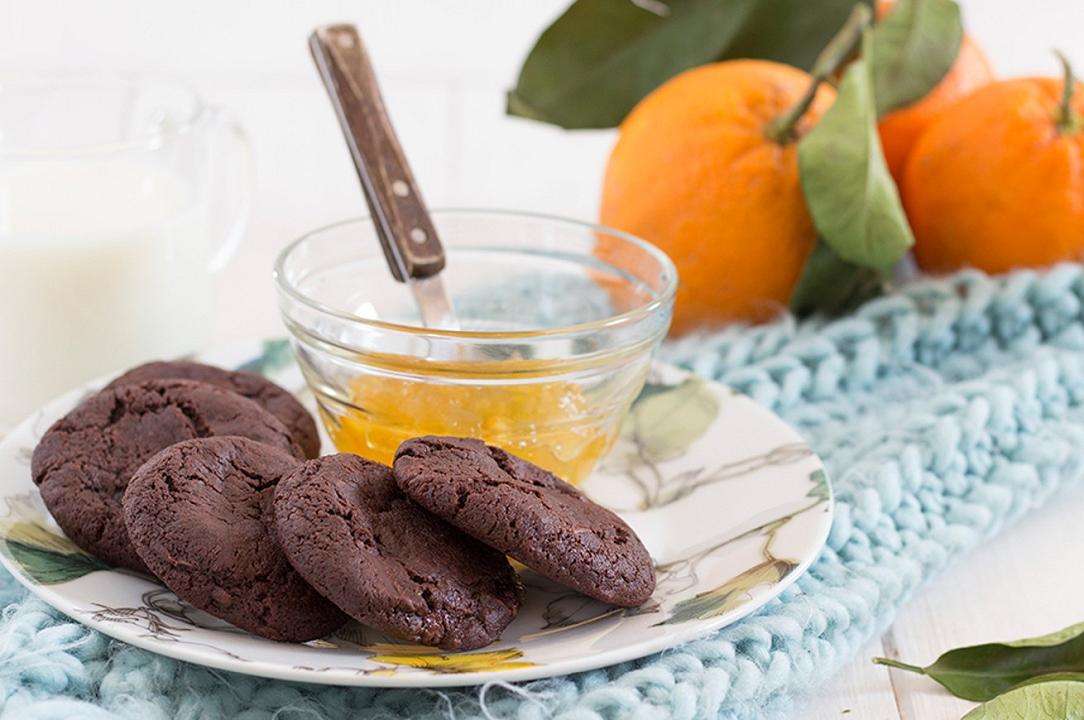 Biscotti morbidi cioccolato e marmellata di arancia