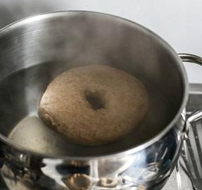 Immergete i bagel nell'acqua