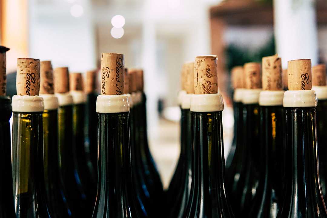Monza: ruba vino pregiato etichettandolo coi prezzi della frutta