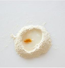 Aggiungete la curcuma alla farina