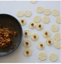 Tagliate dei cerchi di impasto