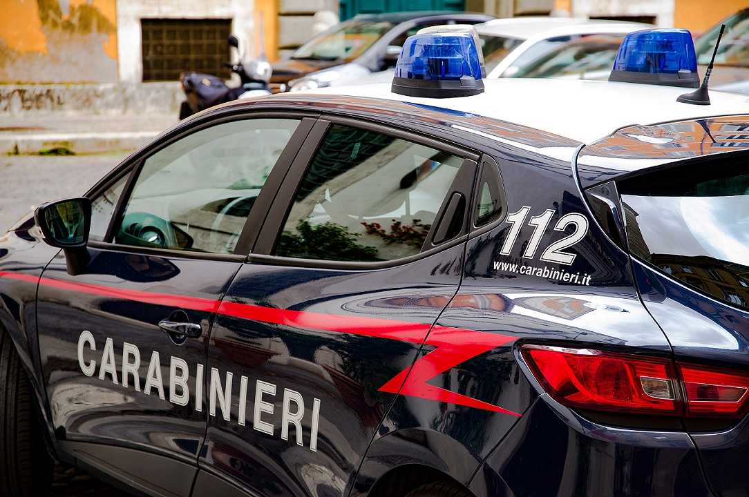 Arezzo: irrompe in una pizzeria armato di bottiglia, ma viene messo in fuga dalle urla di una dipendente