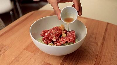 Aggiungete carne macinata e condimenti