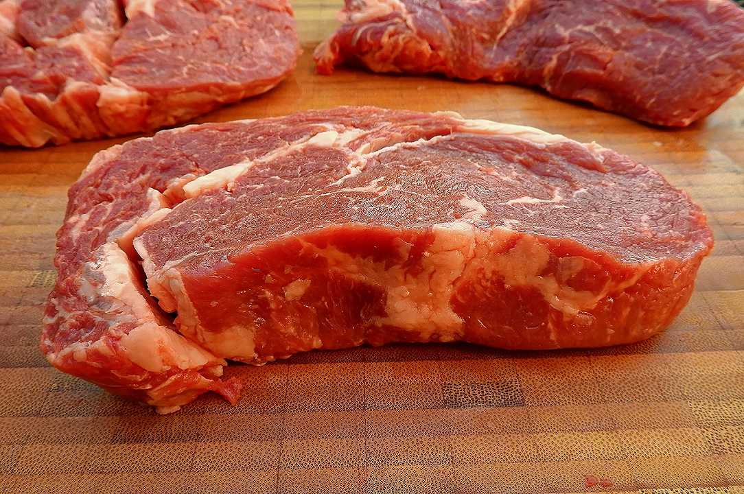 Milano, sequestrati 160 kg di carne da un ristorante