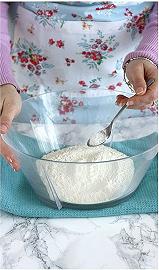 Mescolate gli ingredienti secchi