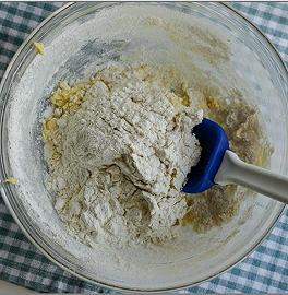 Aggiungete la farina