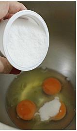 Sbattete uova e zucchero