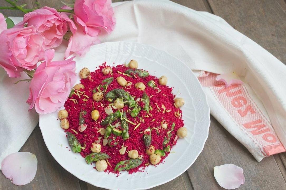 Couscous con barbabietola rossa, asparagi e nocciole