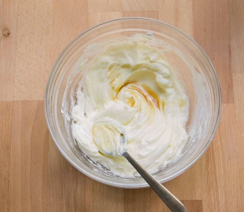 crema al mascarpone con striature di estratto di vaniglia