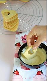 Immergete i biscotti nel cioccolato