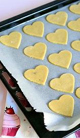 Mettete i biscotti in teglia