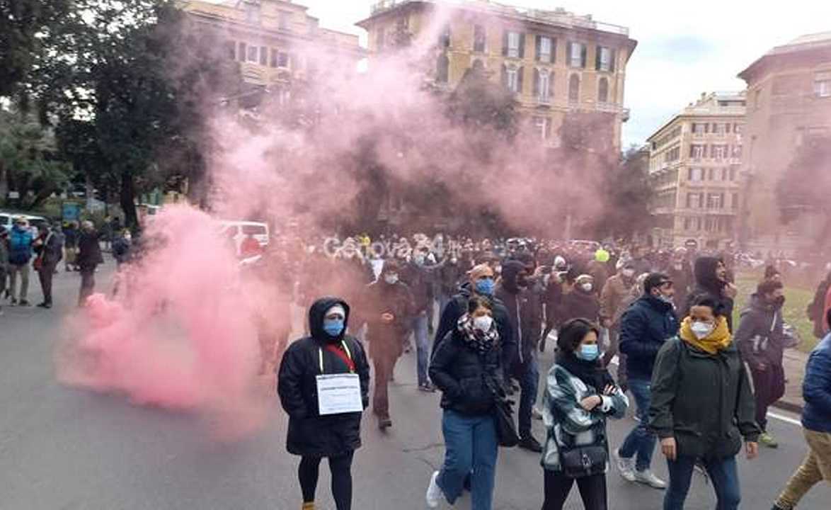Genova, ristoratori protestano in piazza contro il divieto: traffico in tilt
