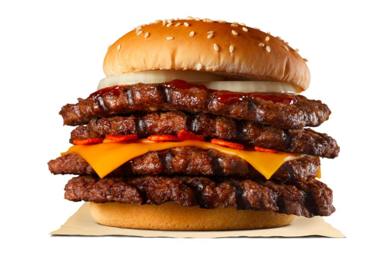 Burger King lancia in Giappone un panino gigantesco, lo “Strong Magma Super One Pound Beef Burger”.
