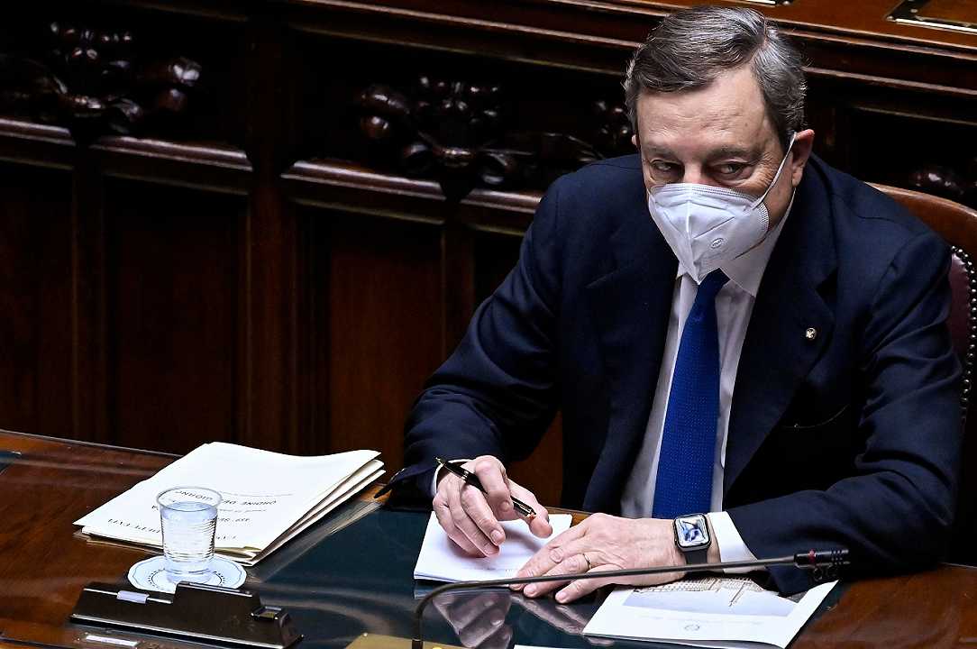 Mario Draghi smentisce il suo barista: “Prendo lo spritz col Campari, non con l’Aperol”